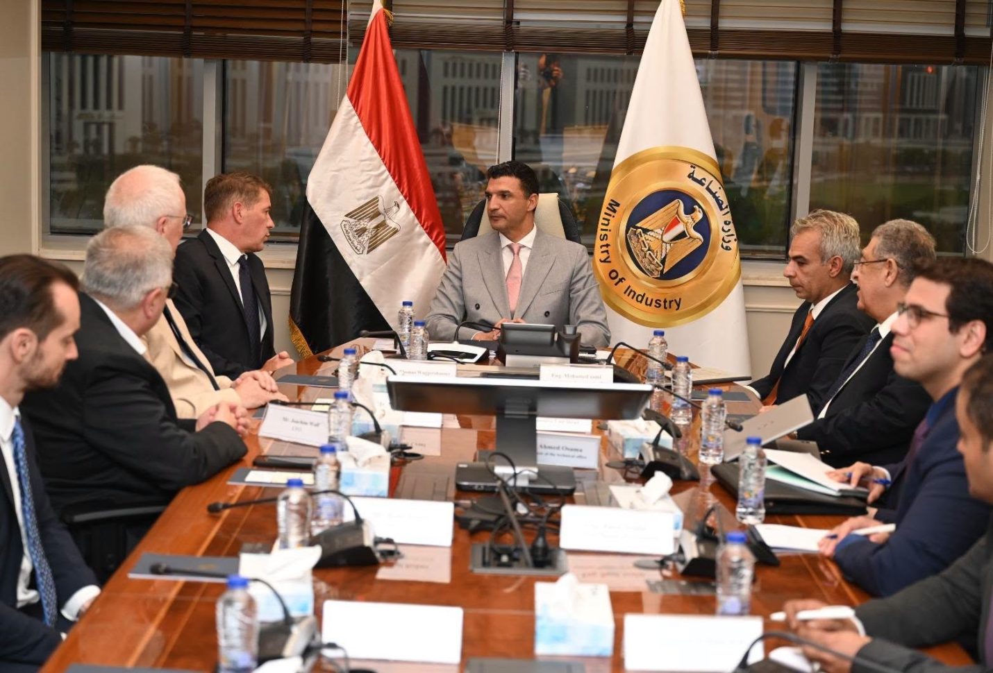 “الصناعة” تبحث مع “مرسيدس-بنز إيجيبت” خطط التوسع في التصنيع المحلي وزيادة التصدير للأسواق الإقليمية