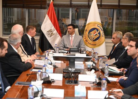 “الصناعة” تبحث مع “مرسيدس-بنز إيجيبت” خطط التوسع في التصنيع المحلي وزيادة التصدير للأسواق الإقليمية