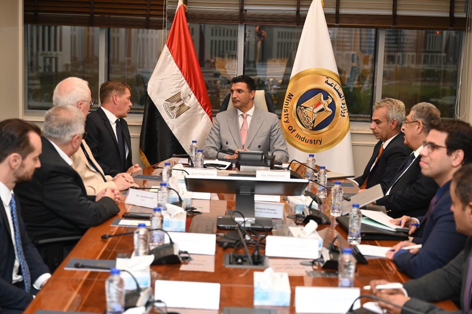 “الصناعة” تبحث مع “مرسيدس-بنز إيجيبت” خطط التوسع في التصنيع المحلي وزيادة التصدير للأسواق الإقليمية