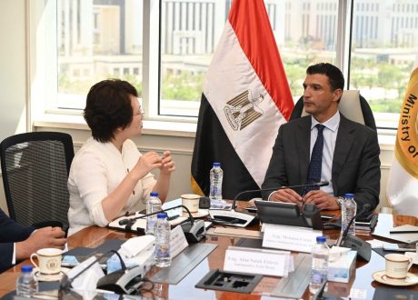 باستثمارات 20 مليون دولار.. وزير الصناعة يبحث مع شركة صينية إنشاء مجمع صناعي ذكي للسيارات