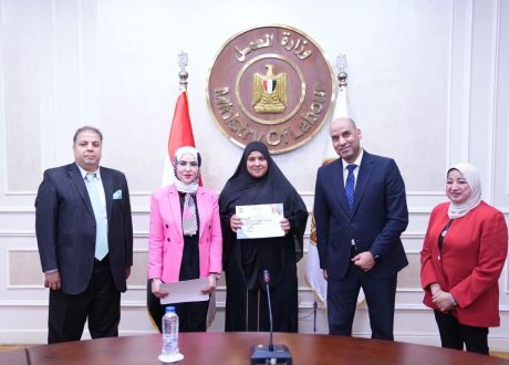 لدعم مشروعات المرأة المعيلة.. وزير العمل يسلم معدات مهنية لخريجات برامج التدريب المهني بالمنوفية وأسيوط 