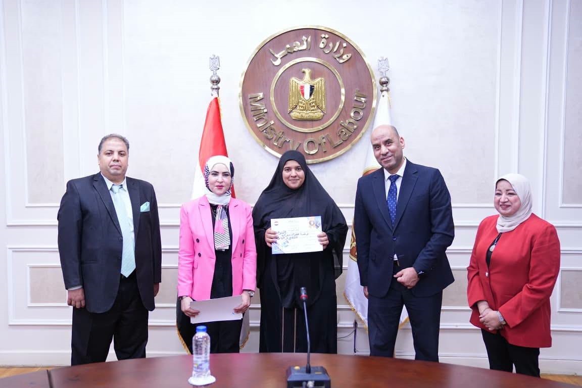 لدعم مشروعات المرأة المعيلة.. وزير العمل يسلم معدات مهنية لخريجات برامج التدريب المهني بالمنوفية وأسيوط 