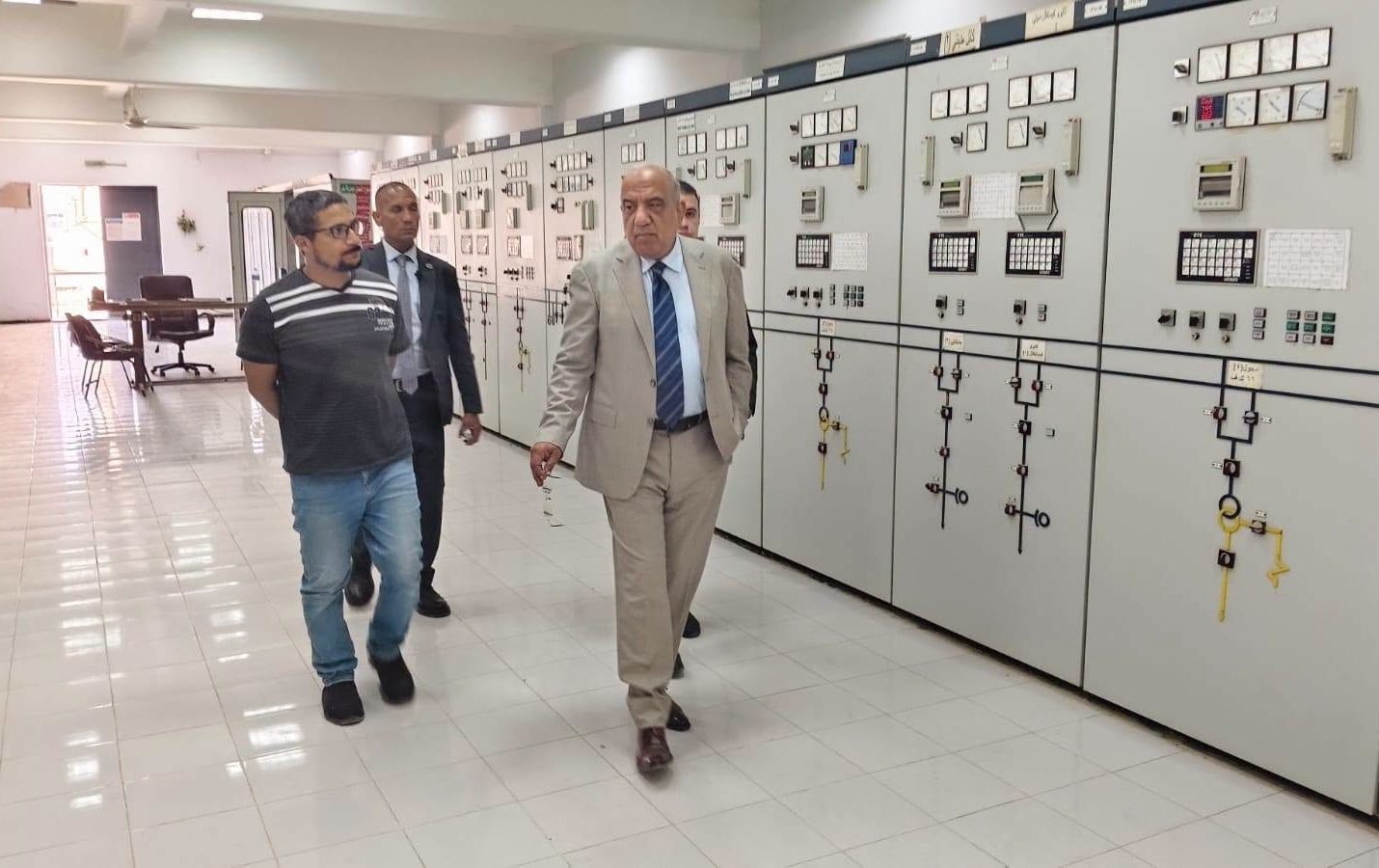 مع ارتفاع الأحمال إلى 39.3 ألف ميجاوات.. وزير الكهرباء في زيارة مفاجئة لمحطة محولات القاهرة الجديدة