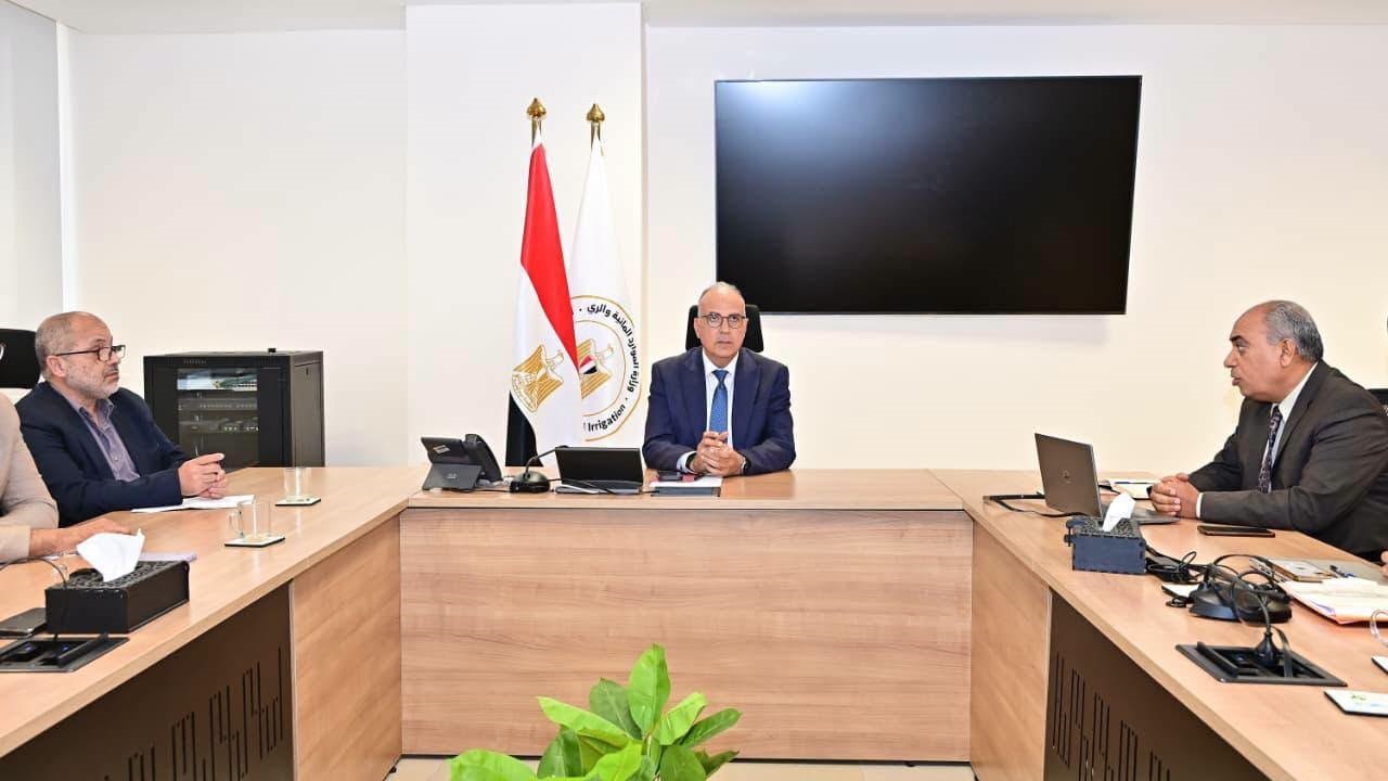 وزير الري يبحث استخدام تكنولوجيا ضخ الرمال من البحر لتعزيز حماية الشواطئ المصرية من آثار التغيرات المناخية