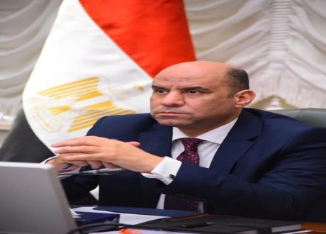 وزير العمل يتابع حادث انقلاب سيارة عمال بالمنيا ويوجه بحصر الضحايا والمصابين