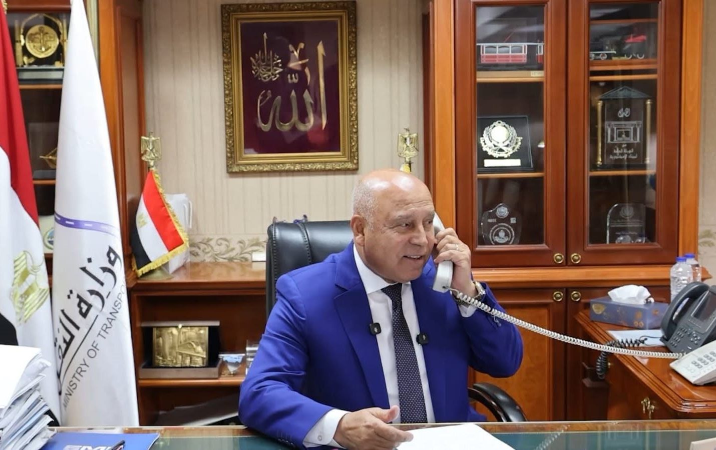 وزير النقل يشيد بموقف سيدة بأسوان.. ويكرمها لتصديها لرشق قطار بالحجارة