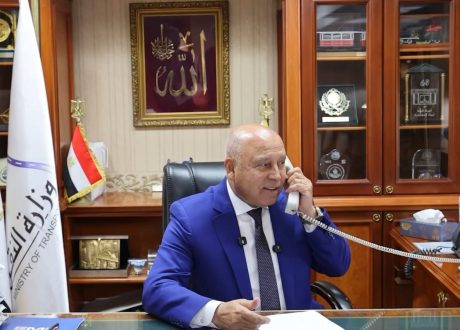 وزير النقل يشيد بموقف سيدة بأسوان.. ويكرمها لتصديها لرشق قطار بالحجارة
