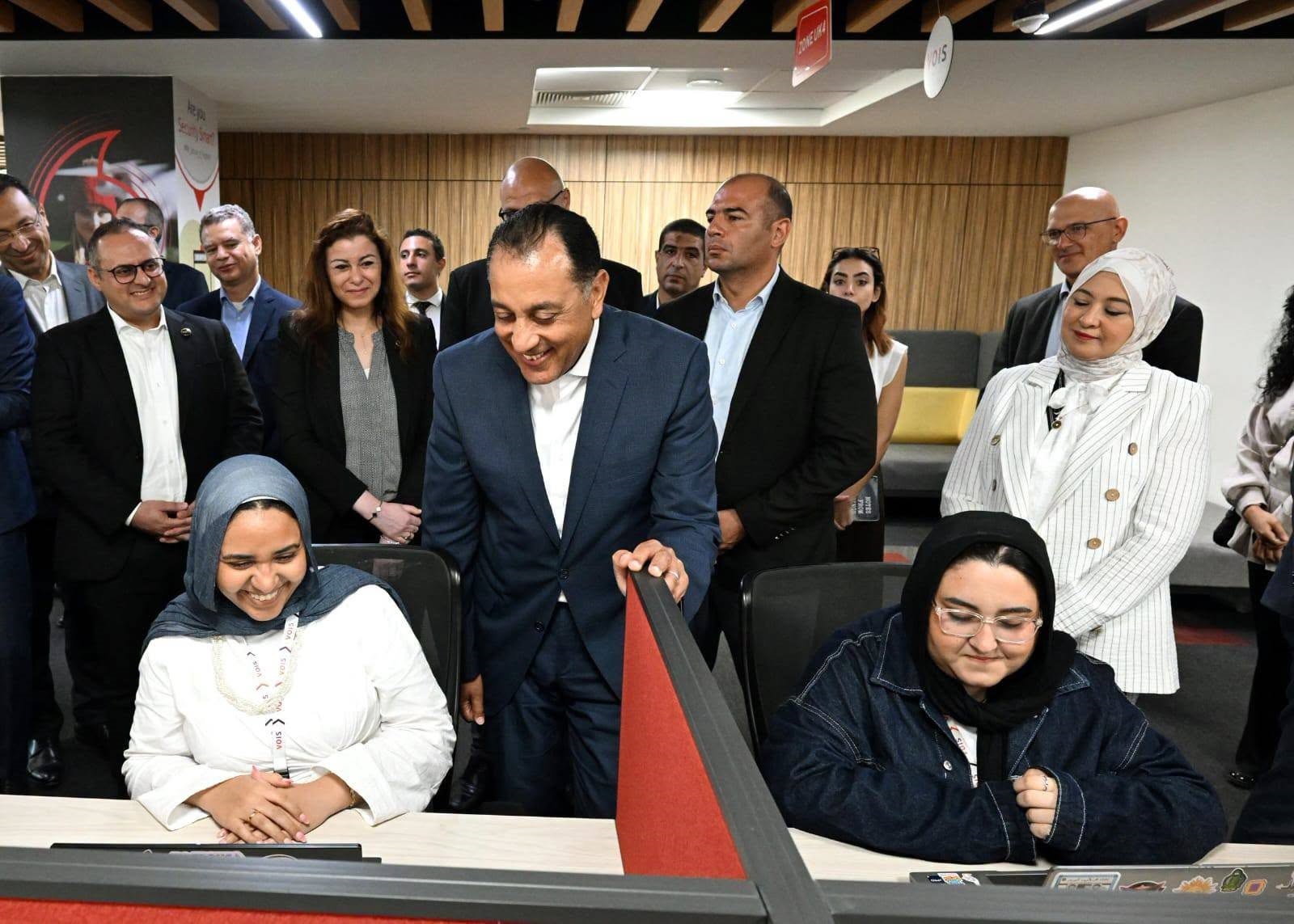 9500 موظف و200 مليون يورو صادرات.. رئيس الوزراء يتفقد «فودافون للحلول الذكية» بالإسكندرية