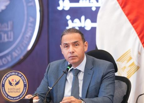 «الرقابة المالية» تعدّل ضوابط التخصيم والتأجير التمويلي بالعملة الأجنبية لتعزيز المرونة وحوكمة المعاملات