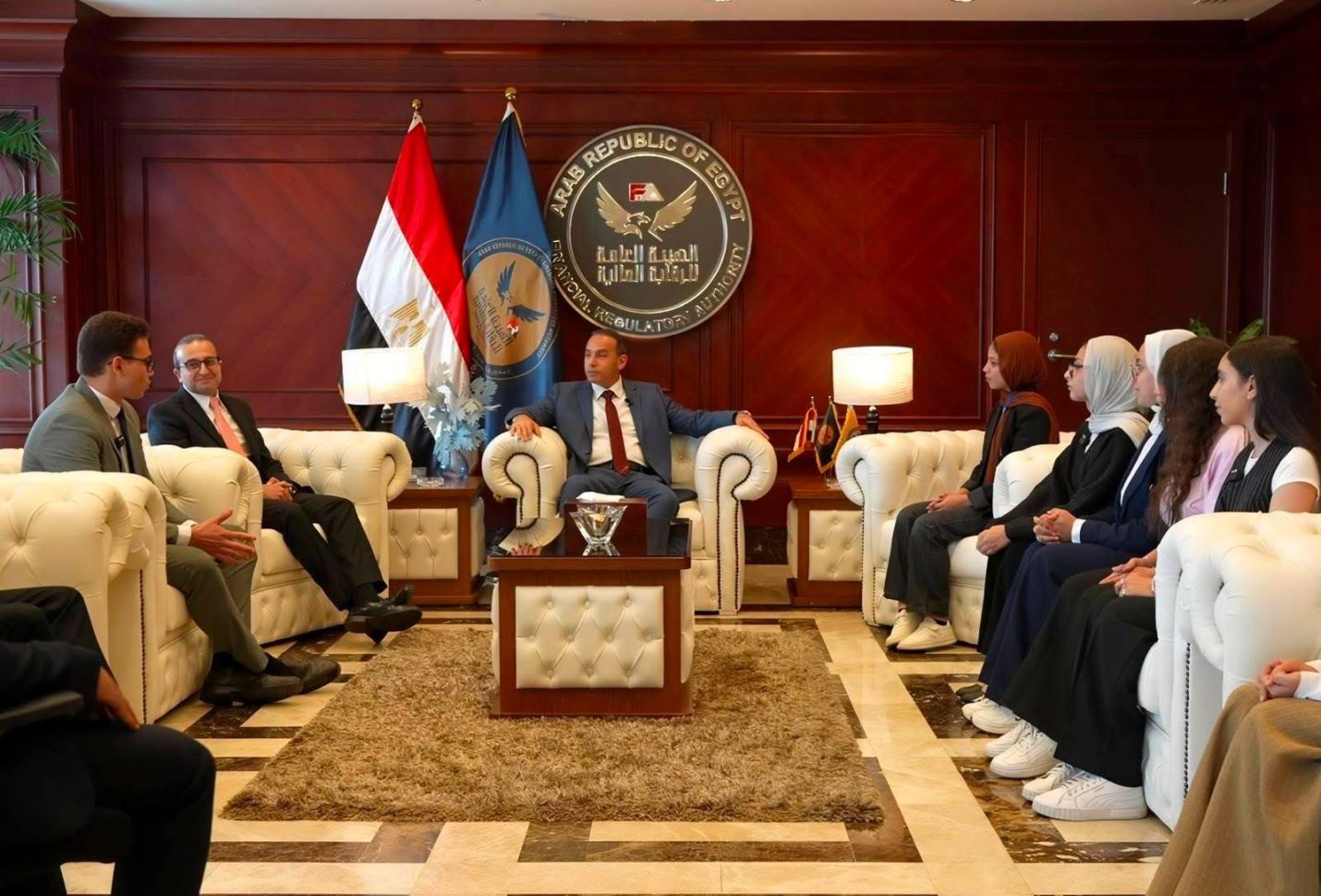 رئيس الرقابة المالية يستقبل الطلاب المتميزين في منحة التدريب الصيفي ويؤكد أهمية تأهيل الكوادر الشابة للقطاع المالي غير المصرفي
