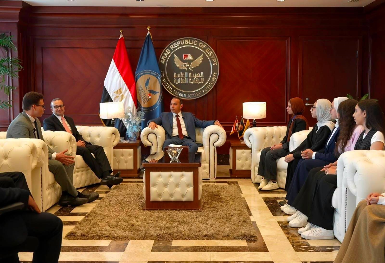 رئيس الرقابة المالية يستقبل الطلاب المتميزين في منحة التدريب الصيفي ويؤكد أهمية تأهيل الكوادر الشابة للقطاع المالي غير المصرفي