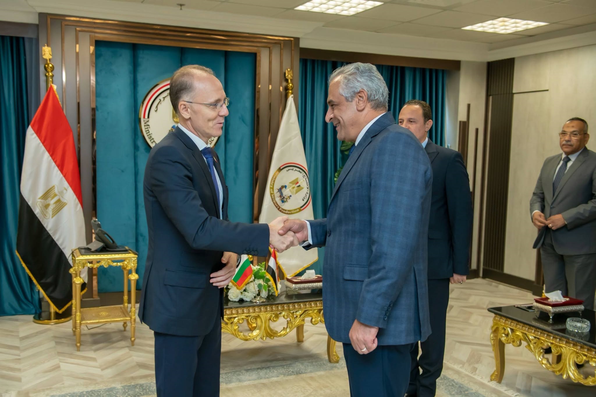 وزير الإنتاج الحربي يبحث مع سفير بلغاريا بالقاهرة تعزيز الشراكات الصناعية ونقل التكنولوجيا