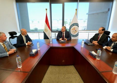 وزير البترول يبحث مع إكسون موبيل تنفيذ ربط اكتشافات الغاز القبرصية بالبنية التحتية المصرية