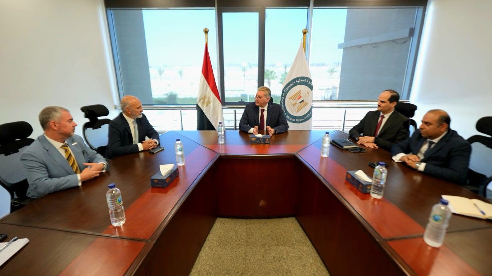 وزير البترول يبحث مع إكسون موبيل تنفيذ ربط اكتشافات الغاز القبرصية بالبنية التحتية المصرية