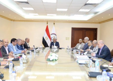 وزير الدولة للإنتاج الحربي يتابع خطط تطوير الشركات وتعميق التصنيع المحلي