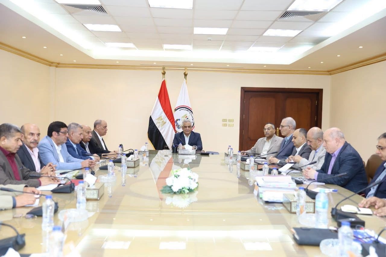 وزير الدولة للإنتاج الحربي يتابع خطط تطوير الشركات وتعميق التصنيع المحلي
