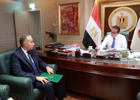 وزير الصحة يبحث مع سفير مصر بأوغندا تعزيز التعاون الصحي بين البلدين