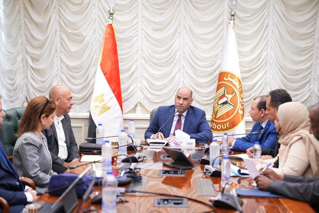 وزير العمل يتابع الاستعدادات لإطلاق منظومة رقمية موحدة لتصاريح عمل الأجانب