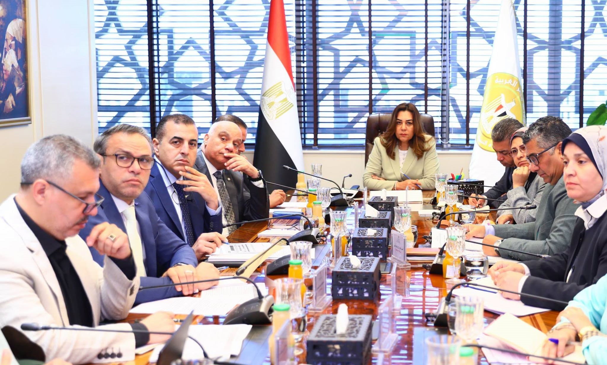 وزيرة التنمية المحلية والبيئة تستعرض خطة 2026/2027 لمواجهة التلوث والتغيرات المناخية