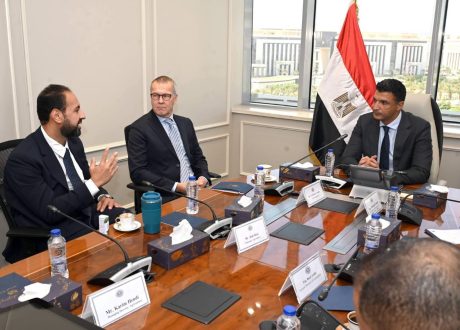 وزير الصناعة يبحث مع شركة “كيكيلا بي في بي” الأوروبية للبيئات الزراعية خطة الشركة لإقامة مصنع في مصر 