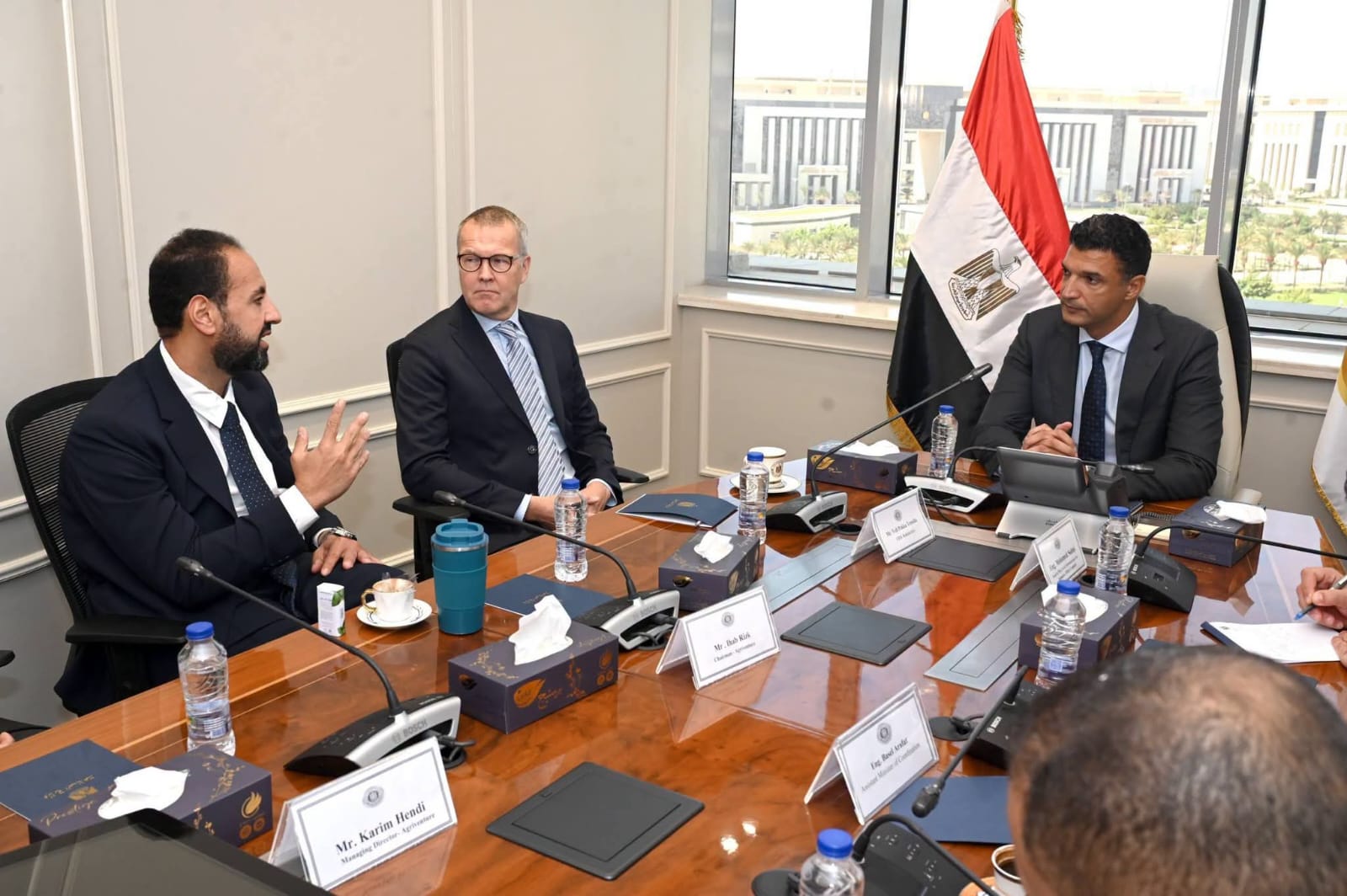 وزير الصناعة يبحث مع شركة “كيكيلا بي في بي” الأوروبية للبيئات الزراعية خطة الشركة لإقامة مصنع في مصر 