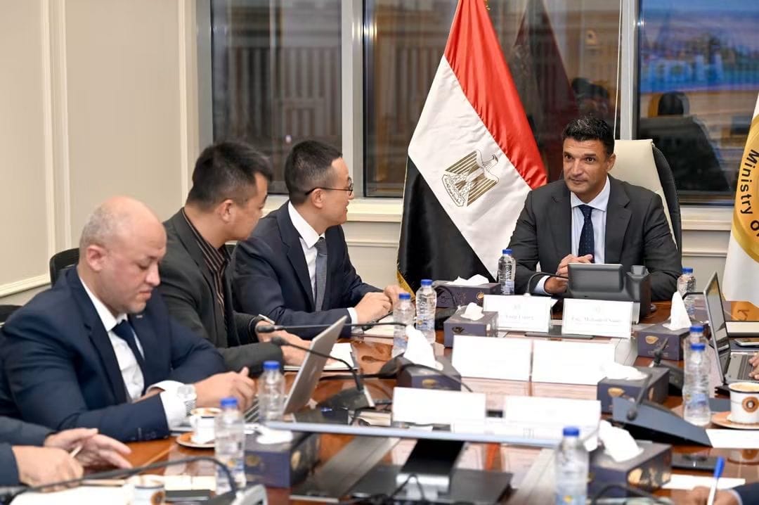 وزير الصناعة يبحث مع ممثلي شركة هاير مصر للأجهزة الكهربائية مشروعات الشركة الحالية وخططها التوسعية في السوق المصري