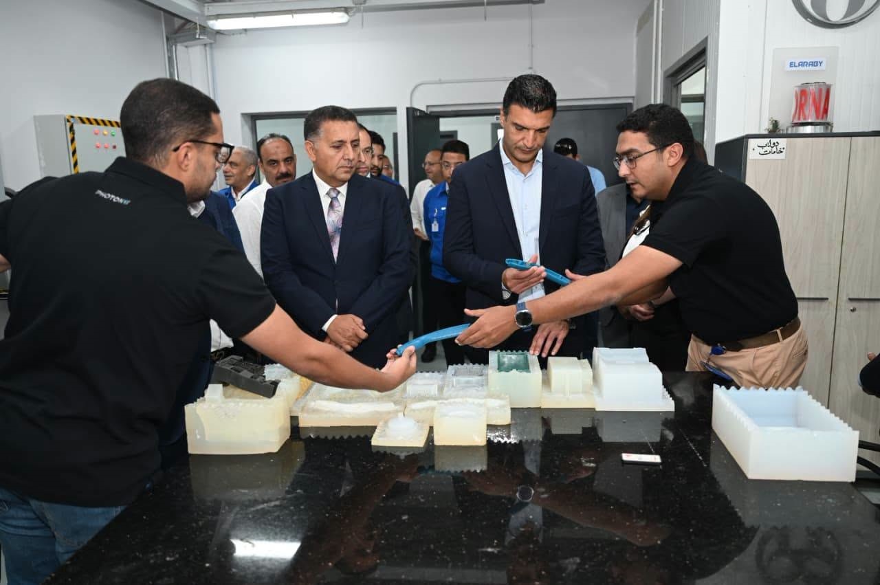 أكثر من 300 منصة منتج و500 مهندس.. وزير الصناعة يتفقد مركز «فوتون إكس» بالقليوبية