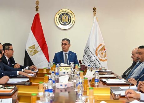 وزير التموين يبحث استقرار أسعار الدقيق والخبز السياحي.. وإجراءات لتأمين إمدادات القمح