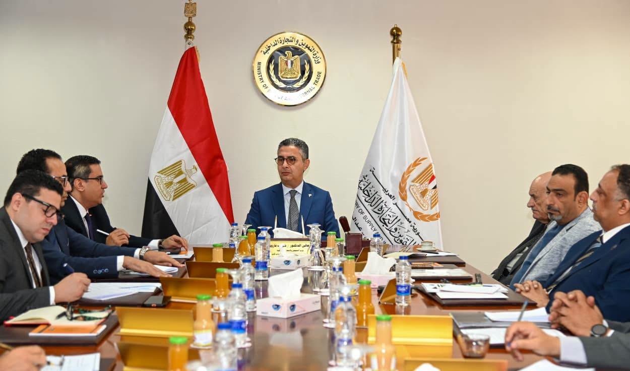 وزير التموين يبحث استقرار أسعار الدقيق والخبز السياحي.. وإجراءات لتأمين إمدادات القمح