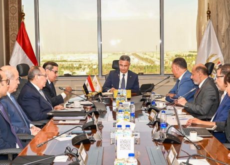 وزير التموين يبحث تمويل صوامع جديدة وصهاريج لزيوت الطعام لتعزيز الأمن الغذائي
