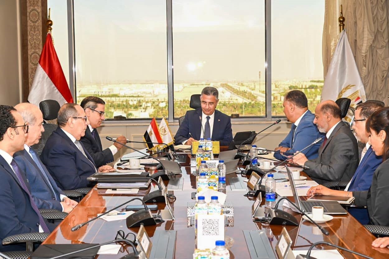 وزير التموين يبحث تمويل صوامع جديدة وصهاريج لزيوت الطعام لتعزيز الأمن الغذائي