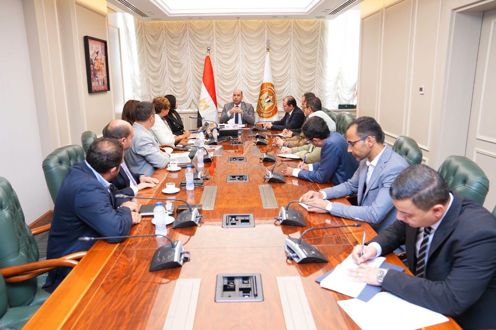 وزير العمل يبحث تنظيم التوظيف الإلكتروني وحماية الشباب من الإعلانات الوهمية