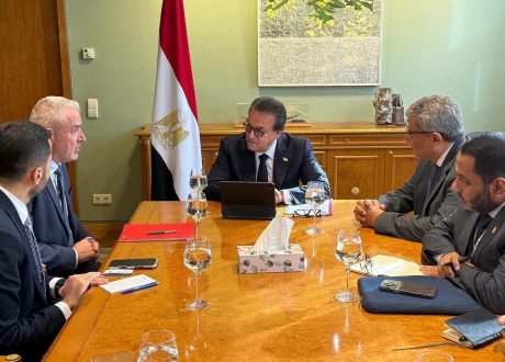 وزير الصحة يبحث توطين مستلزمات الغسيل الكلوي وتطوير خدمات رعاية المرضى