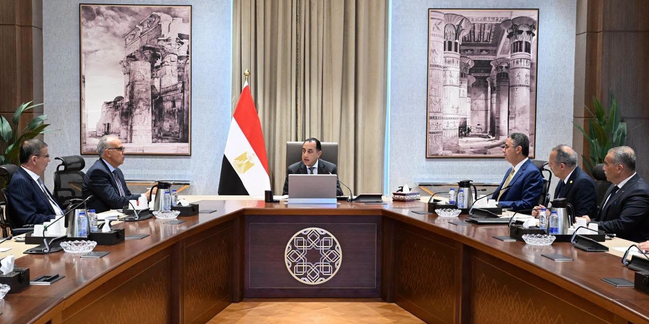 «الأمن الغذائي والمائي أولوية قصوى».. رئيس الوزراء يراجع استعدادات منتدى مصر 2026