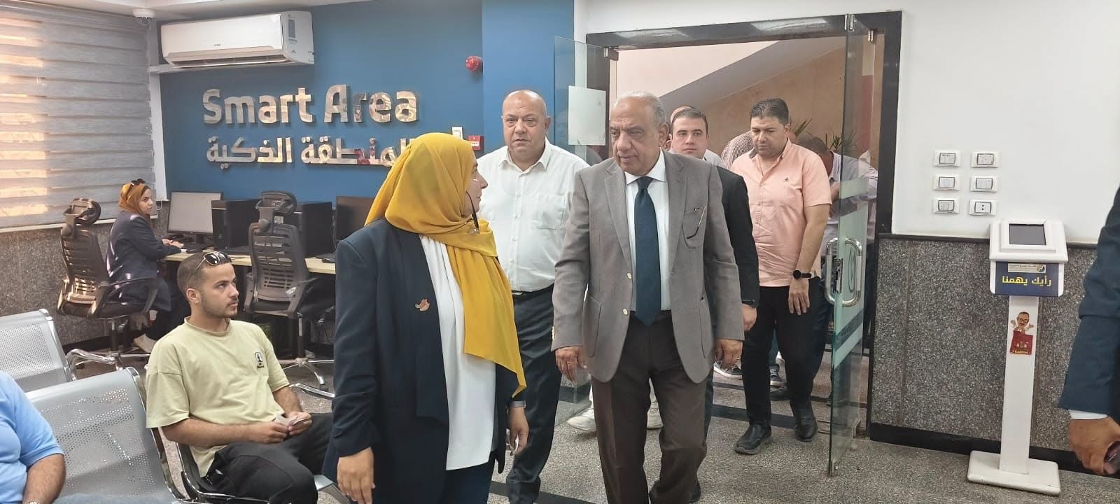 «خدمة تليق بحجم الإنفاق على القطاع».. عصمت يتفقد شبكات كهرباء الشروق ويوجه بمراجعة شاملة استعدادًا للشتاء