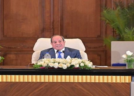 «فين الخدمة المجتمعية؟».. الرئيس السيسي يطالب هشام طلعت مصطفى بتخصيص 200 ألف وحدة سكنية للإيجار