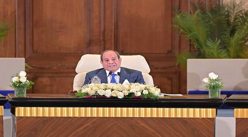 «فين الخدمة المجتمعية؟».. الرئيس السيسي يطالب هشام طلعت مصطفى بتخصيص 200 ألف وحدة سكنية للإيجار